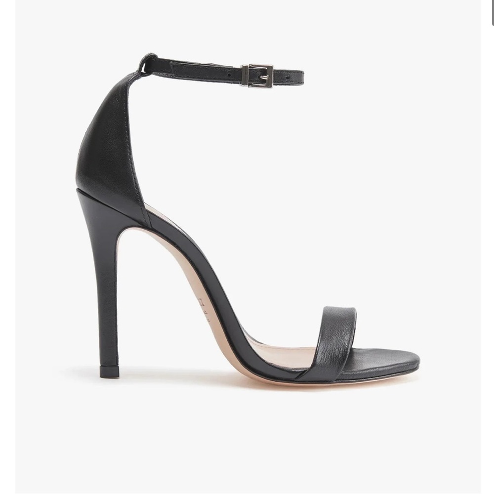 New Schutz Cadey Lee Sandal in black. Size 7